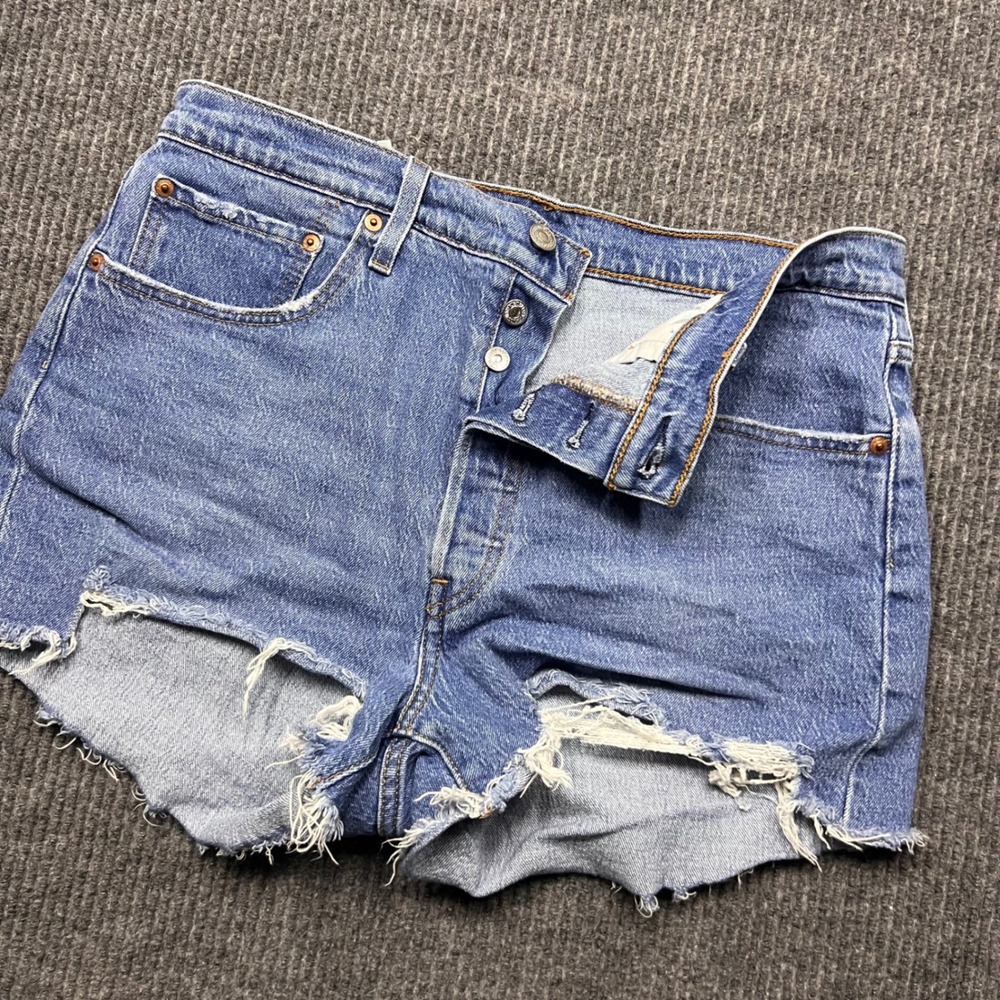 Levis 501 Original High Rise Cut Off Denim Shorts Medium Wash tattered Womens 32
